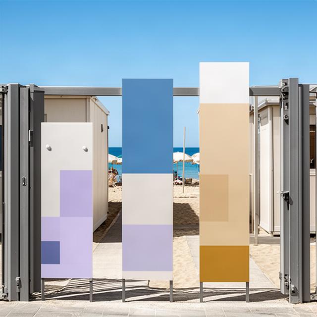 Cartelli regolamentari installati all'ingresso di uno stabilimento balneare della Riviera Ligure